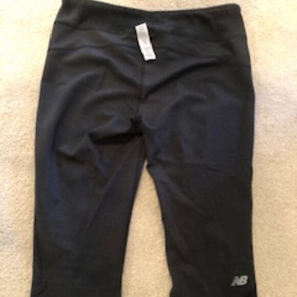 New Balance Achieve Reversible Mid Rise Crop Leggings in Stripes/Solid Gray Sz L - Picture 6 of 7
